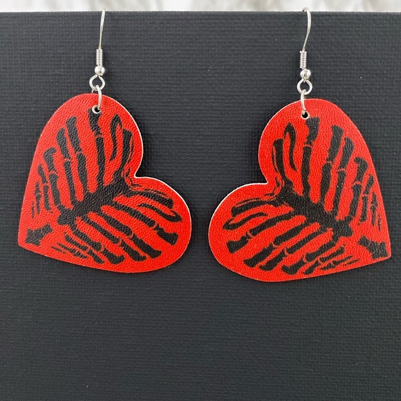 🎉3/$25🎉 Rib Cage Heart Dangle Tear Drop Earrings - Picture 1 of 3